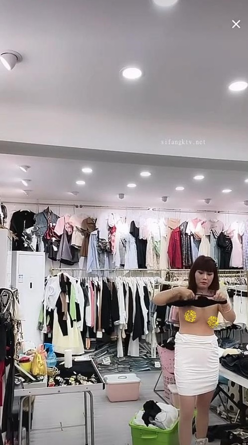 【抖音】潮范女装–店主开直播偷拍顾客换衣，美女发现吓飞