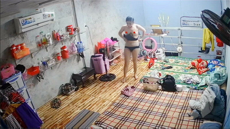 邪恶的房东暗藏摄像头偷窥两个好身材的美女洗完澡换衣服