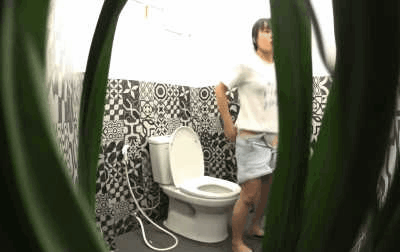 三个少妇轮流尿尿！被一个眼尖的少妇发现，小伙慌忙逃窜！