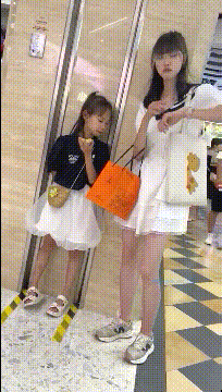 抄底眼镜小美眉 和小妹妹站着等人 细长腿 貌似白色小内内有尿渍 撸点满满