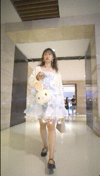 抄底漂亮美眉 迈着自信的脚步来见男友 前面透视浅蓝小内内两侧漏毛