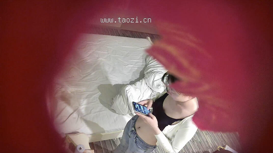 2024-4-7新流出酒店偷拍❤️龟缩男把妹子的内裤都扒了研究完又穿回去妹子的内裤明明都湿了干就完了啊