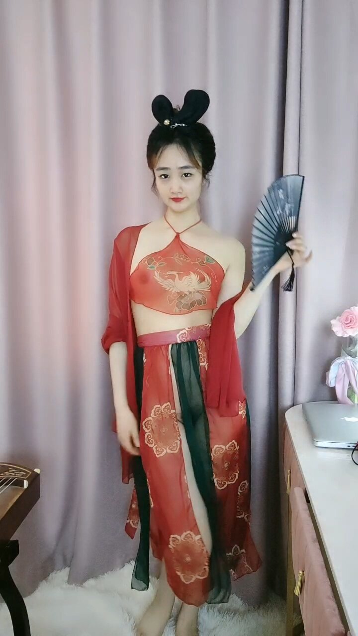 才艺美女的精彩展示，有露脸肚兜情趣透明装扮，奶子翘挺诱人，激情艳舞掰开骚穴给狼友看特写，精彩不要错过