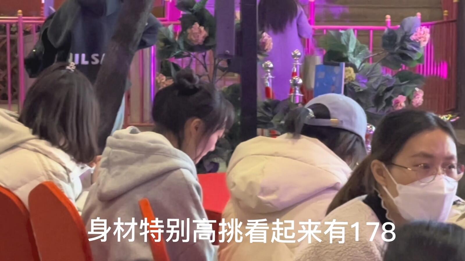 《魔手☛外购㊙️极品CP》牛逼坑神游乐场随机偸拍数位年轻学生小嫩妹方便，拍脸再拍逼不小心翻车了，小妹妹被吓的哭了起来