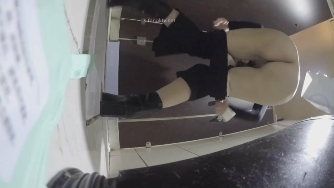 四月最新流出厕拍大神找到一份给KTV送酒的工作❤️趁此机会潜入女厕偷拍小姐尿尿（1）被客人灌醉呕吐的JK制服妹子
