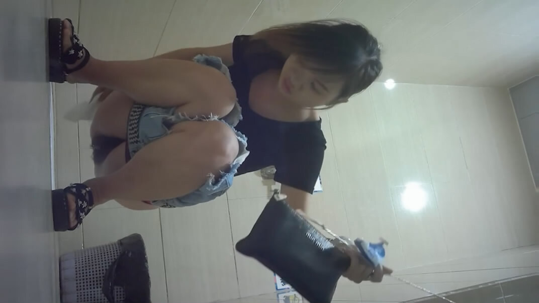精品厕拍福建泉州某商场女厕偷拍❤️没流出过部分牛仔裙少妇拉着门把不断有人想闯入尿尿
