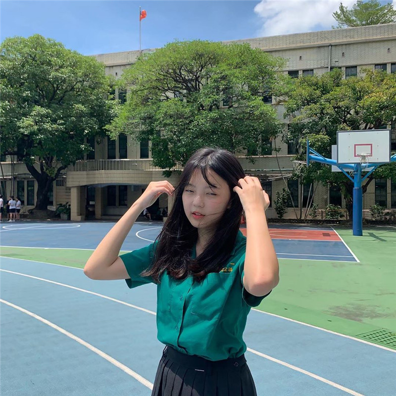 台北第一女子高中美女同学“王露熹” 嘘嘘被友人偷拍粉嫩的鲍鱼被曝光