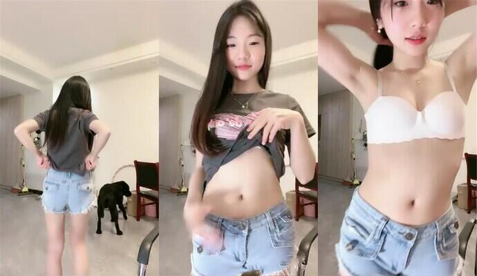 ⭐⭐⭐清纯亮丽小学妹，【伤心的年糕】，会喷水，牛仔短裤，娇羞可人迷人的身体又白又嫩又粉，爱死了~