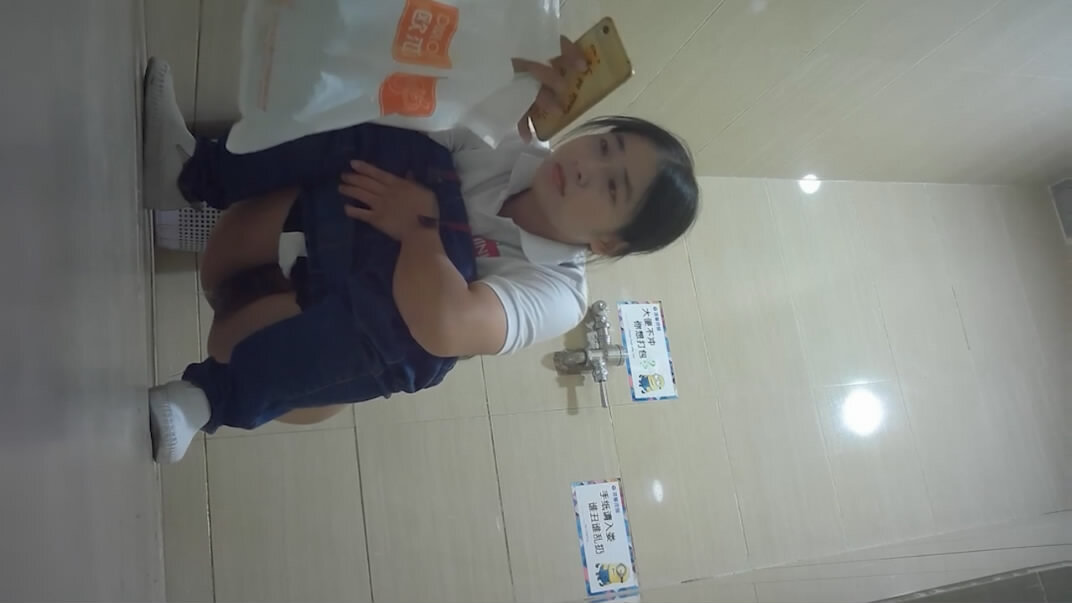 精品厕拍福建泉州某商场女厕偷拍❤️没流出过部分牛仔裙少妇拉着门把不断有人想闯入尿尿