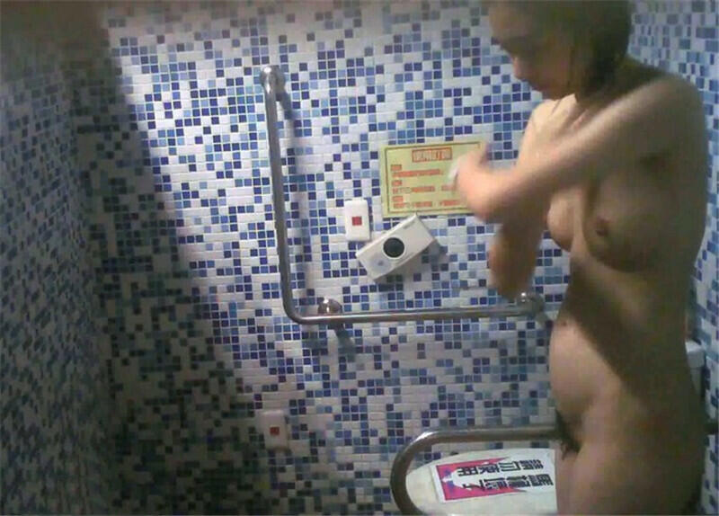 邪恶的房东暗藏摄像头偷拍美女租客洗澡