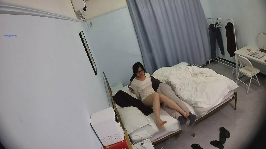 2-28新流出大学城附近酒店偷拍❤️学生情侣外表诗文的反差婊眼镜学妹拔下男友裤子挑逗求草