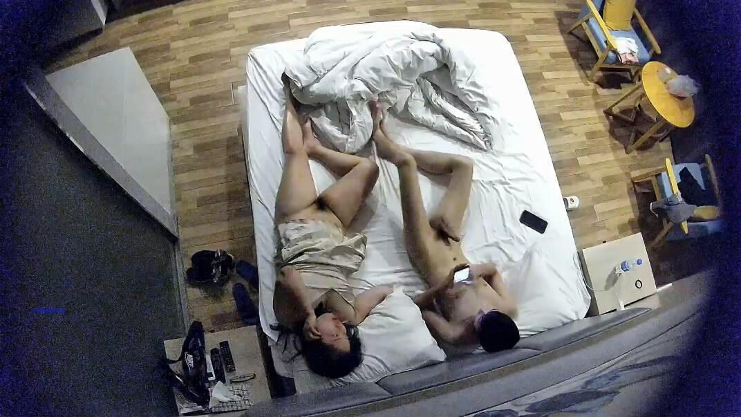 2023-6月新流出酒店偷拍❤️富姐强推瘦小帅哥压在下面啪啪