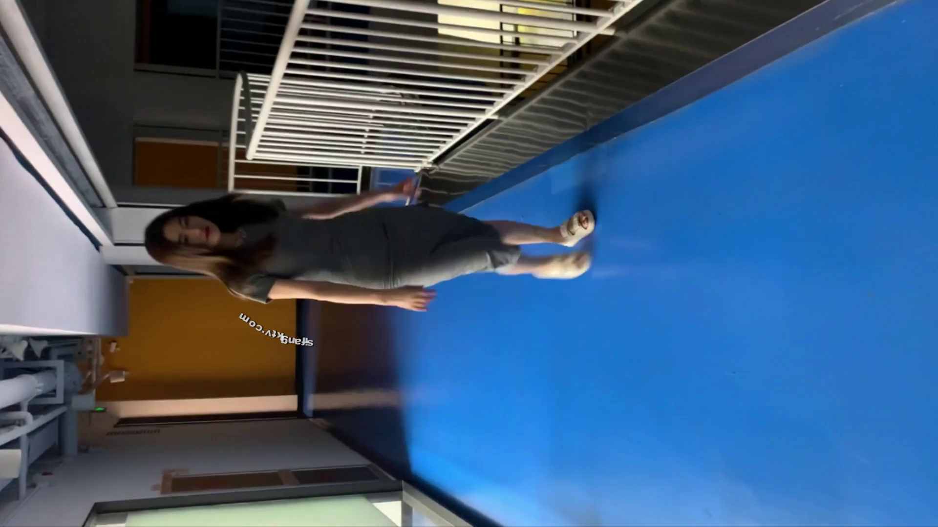 全景高清厕拍蓝门系列❤️-一群卡哇伊夹子音小姑娘来尿尿,人未近，体香已至