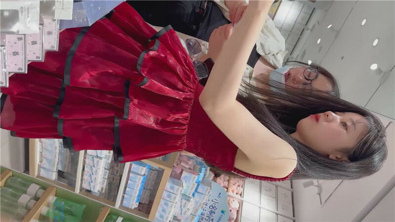 商场偷拍美女裙底风光精品❤️极品学生妹无内贴逼拍摄鼓鼓的馒头鲍鱼