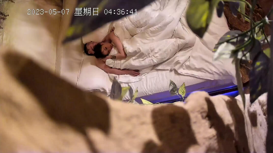 2023-5-7新流出酒店高清偷拍❤️眼镜男深夜和女炮友开房来一炮这鸡巴真短