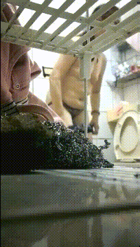 偷窥少妇洗香香 皮肤白皙身材苗条 洗一半阿姨进来了 脱下衣服母女同洗