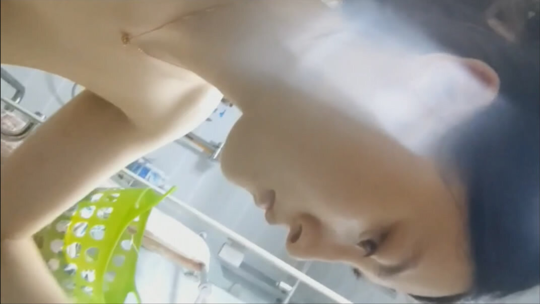 浴室偷拍❤️❤️高颜值气质美女和另❤️两个妇人洗澡什么关系自行判断高清无水印原版