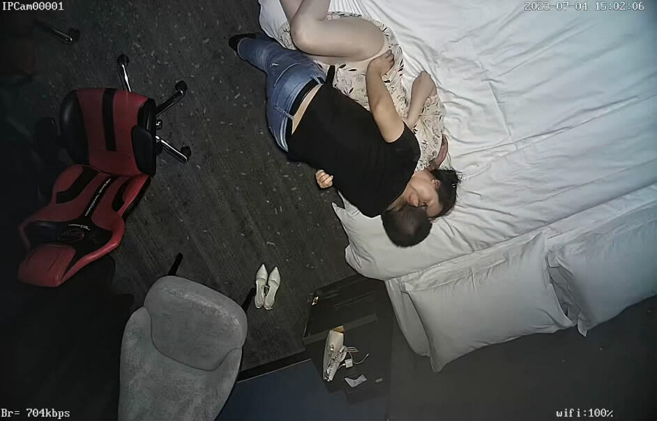 2023-7-4流出酒店高清偷拍❤️碎花裙少妇女秘书和胖领导下午幽会被各种姿势都操了一遍