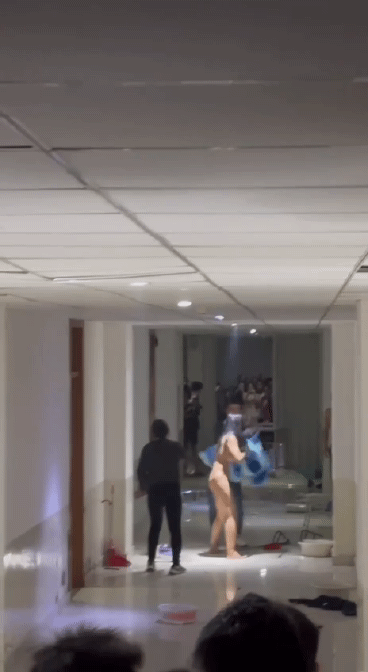抖音热搜门事件❤️貌似精神受刺激的女生全身裸体冲入集宁师范学院男生宿舍砸东西 被男同学围观吃瓜