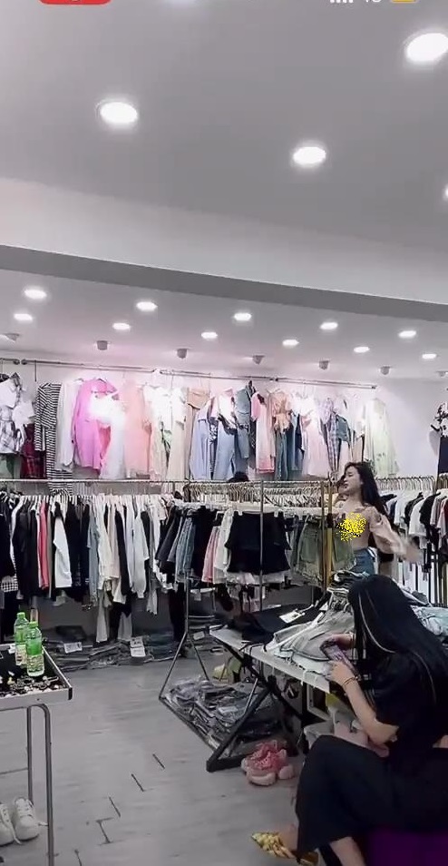 【抖音】潮范女装–店主开直播偷拍顾客换衣，美女发现吓飞
