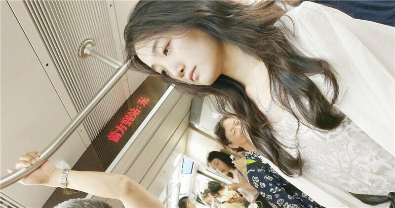 地铁站尾随身材气质绝佳素颜白领,镂空内两侧毛和鼓凸阴部迷死人