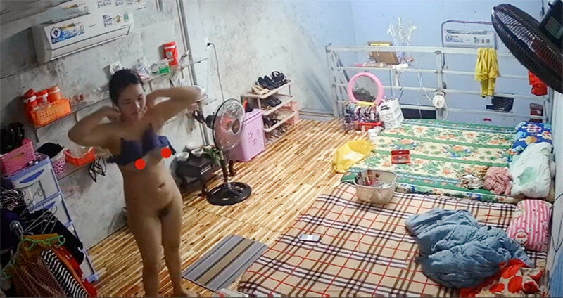 邪恶的房东暗藏摄像头偷窥两个好身材的美女洗完澡换衣服