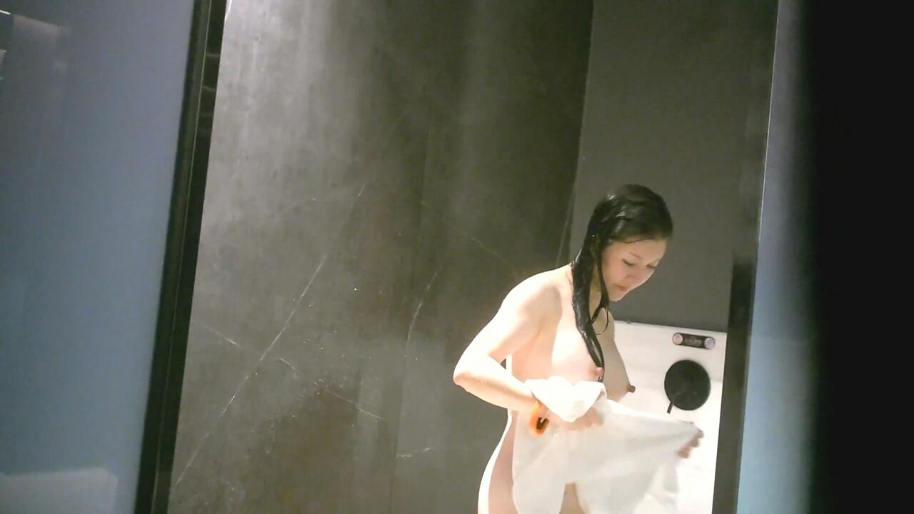 ⚡⚡一镜到底真实偸拍温泉洗浴女士区内部春色，亮点有点多，白皙大奶大肥臀白虎逼美女真的好诱人，苗条美少女洗逼的样子好看