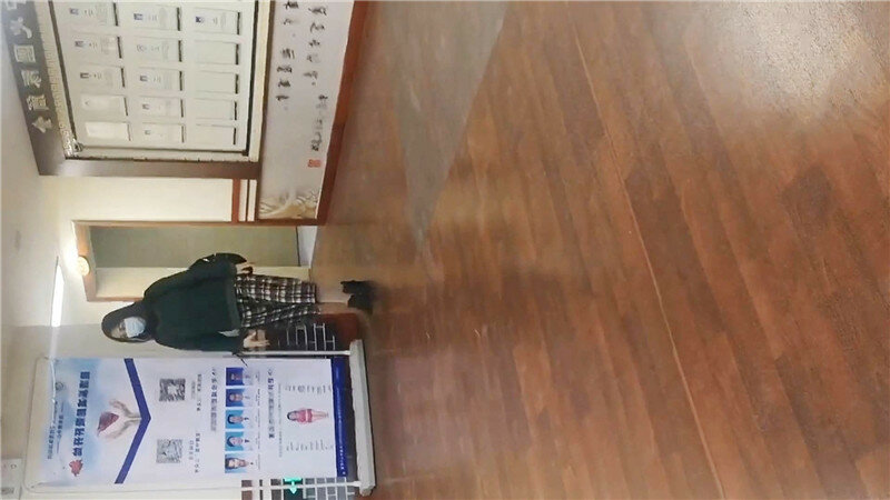 美容院女厕偷拍美女医师上厕所❤️把自己的嫩逼保养得真好