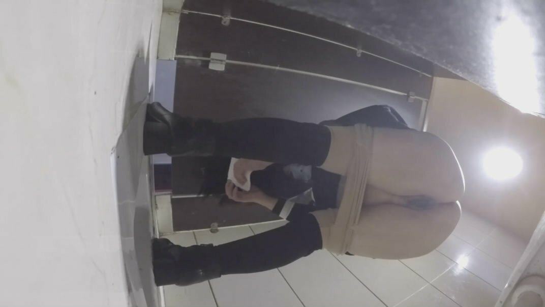 四月最新流出厕拍大神找到一份给KTV送酒的工作❤️趁此机会潜入女厕偷拍小姐尿尿（2）短裙美女弯腰撅着屁股尿尿不会溅到自己么