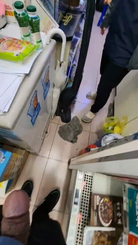 【勇者❤️的游戏】韩版黑虎大神超市露出艳遇 美少妇职员呆住 上手帮忙撸动硕大肉棒 心想这肉棒艹穴那多爽