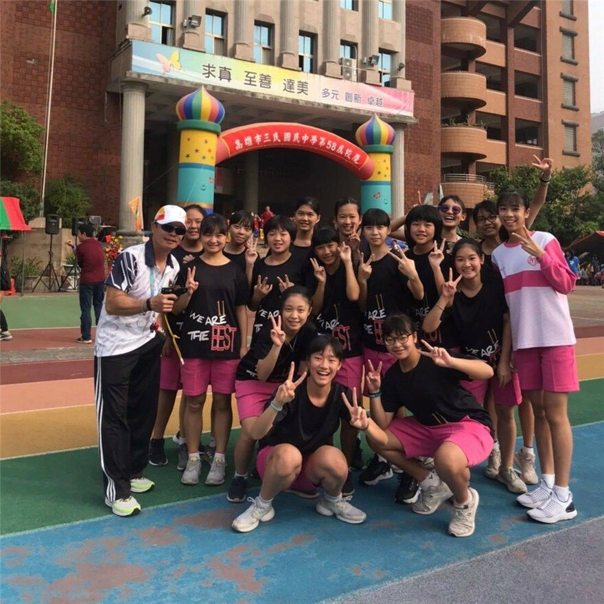 学校组织研学旅行假装好心帮女同学搬行李到房间❤️暗中藏个摄像头偷拍她们洗澡