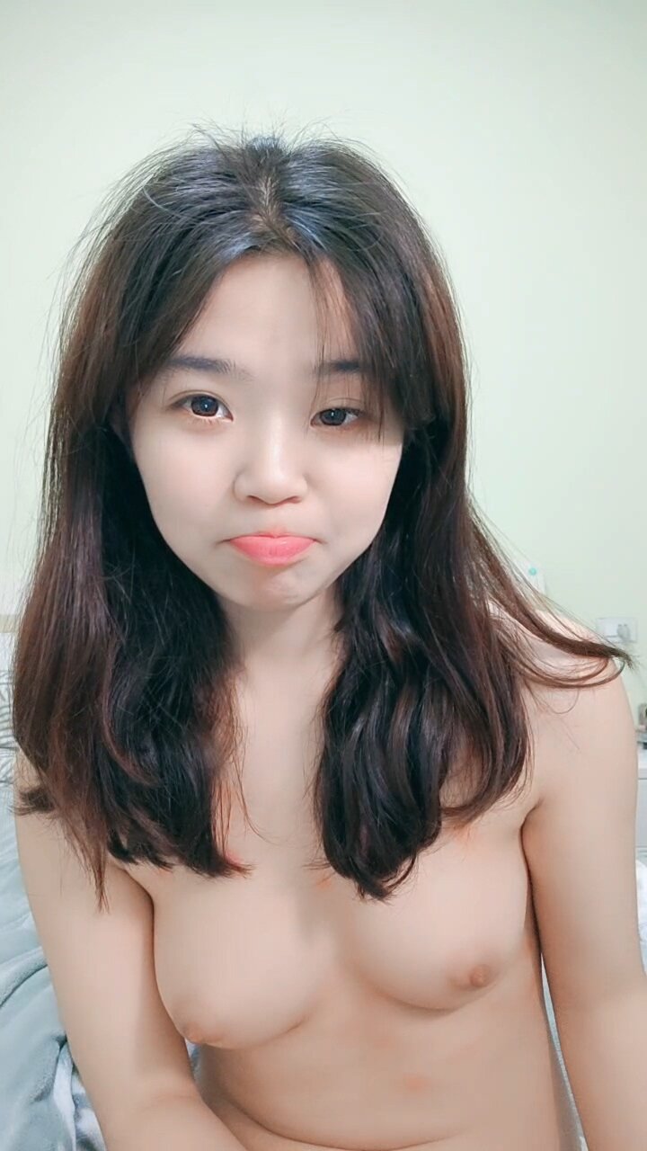 妹妹十八一支花，零花钱全靠大家，全程露脸白丝诱惑，跟狼友互动撩骚淫声荡语听指挥，慢慢脱光揉奶玩逼刺激