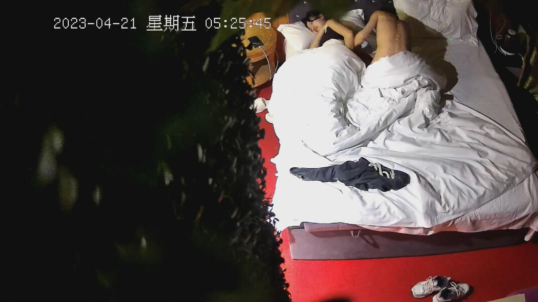 2023-4-21新流出酒店绝版房偷拍❤️身材紧致的运动型少女被男友折腾到躺平