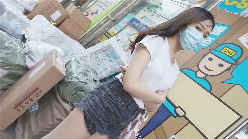 快递公司女厕偷拍长发美女的粉嫩小穴❤️出来拍脸时一直盯着我
