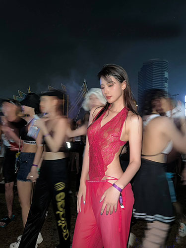自带光环的顶流女神-阿朱 女神4月最新泰国海岛旅拍作品！大胆穿着暴露 在海滩和摄影湿玩水，火车 餐厅 大街上大胆暴露诱惑