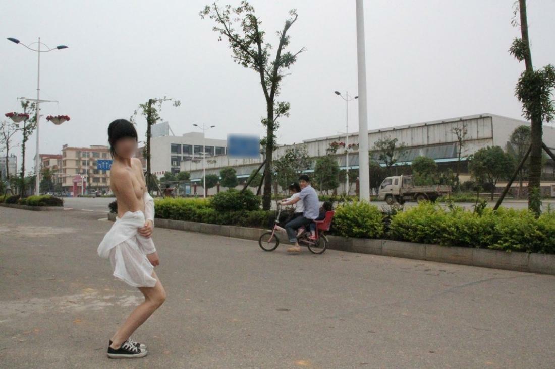 屌炸天！推特顶级身材露出狂人女神【草莓酱】订阅福利，野战商场超市大街专注人前极限露出已经被路人看见