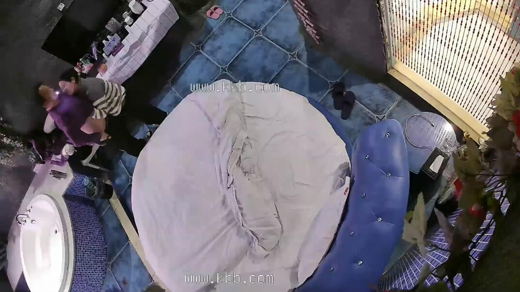 2024-2-2新流出酒店浴缸房偷拍❤️千里送逼的胖妹和大叔网友见面开房啪啪