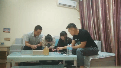 【换妻传媒】约巨乳夫妻4P交换，玩成人游戏调情，扶着肥臀后入，两个奶子操的直晃动
