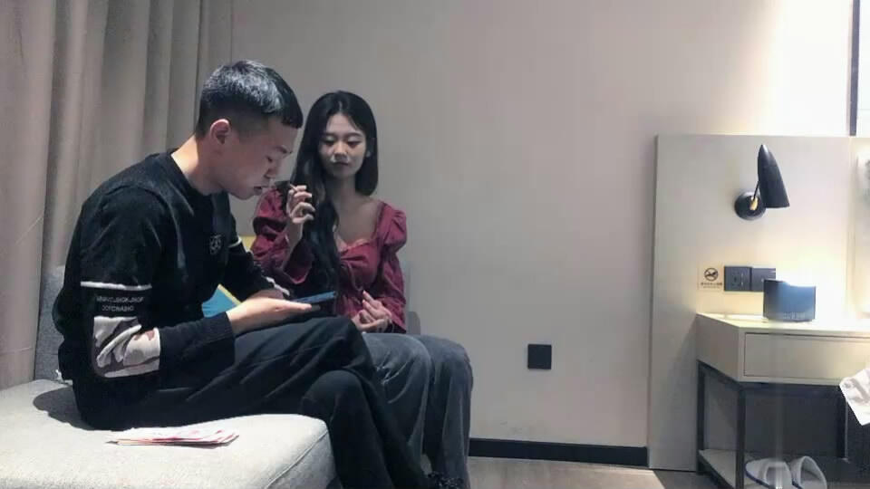 探花小哥酒店1800元约外围❤️沙发上对着镜头摸逼口活各种姿势草小姐姐