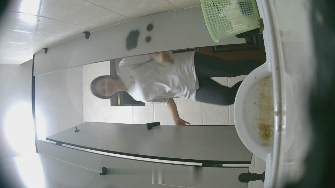 二月流出新系列❤️大学城附近女厕 全景后拍学妹尿尿光线还不错