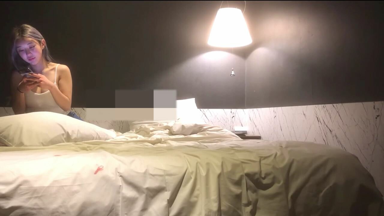 棒子探花金小胖酒店❤️高端约炮个长得像明星李珠彬的精灵女，小胖这包皮鸡巴像个大象鼻子
