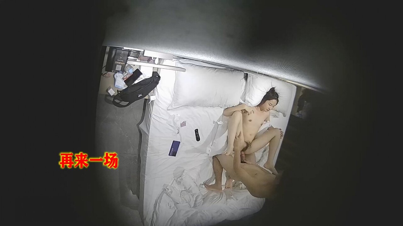 ㊙️真实泄密㊙️大学城宾馆上帝视角欣赏学生情侣开房激情造爱，反差女友挺清纯漂亮的一手看电话一手掏鸡巴很骚，脱光干一炮吧