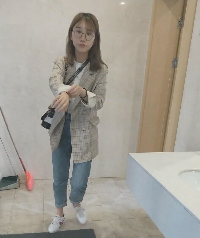 精选新流出！拍清新可人眼镜美女 毛茸茸的小嫩B真馋人